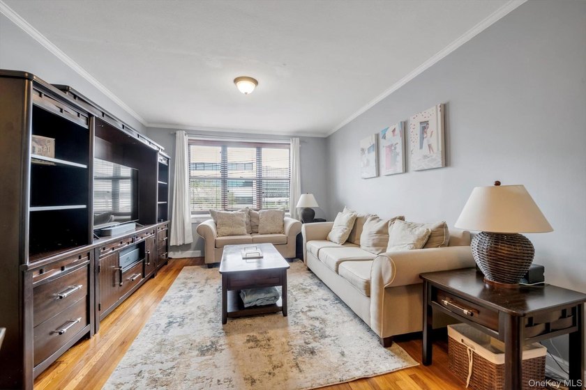 Prime Great Neck Location! Move right into this beautifully - photo 4