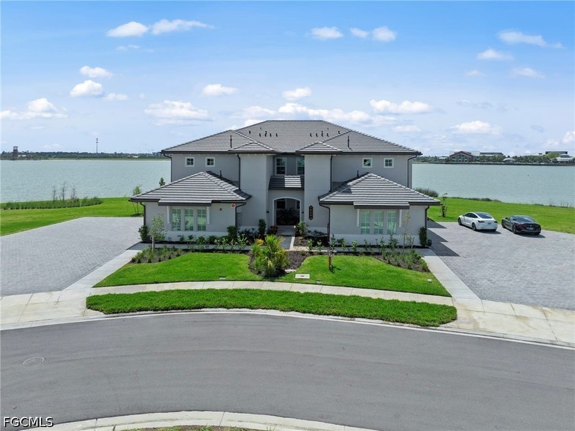 Absolutely stunning coach home on a peninsula lot with expansive - photo 3