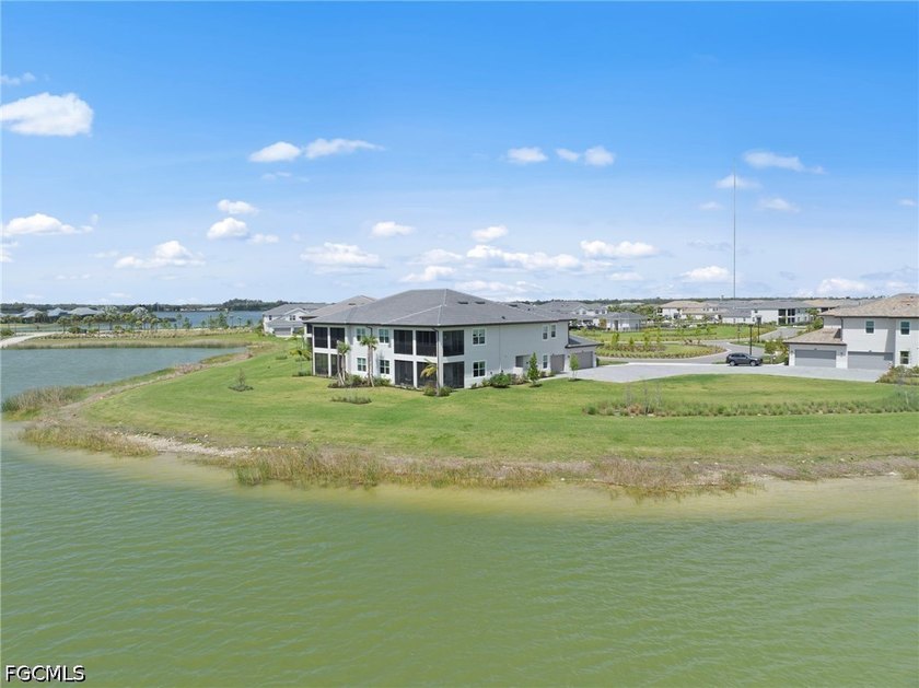 Absolutely stunning coach home on a peninsula lot with expansive - photo 4