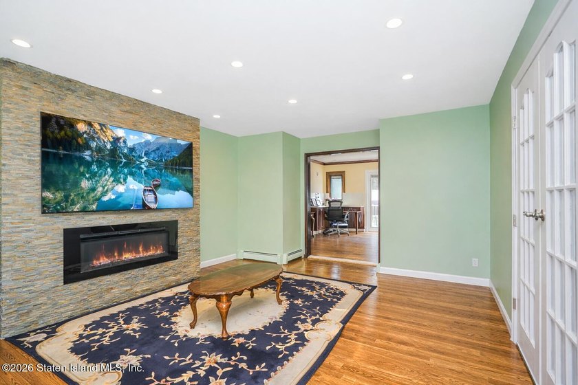 Nestled on a serene cul-de-sac in the prestigious Richmond Town - photo 29