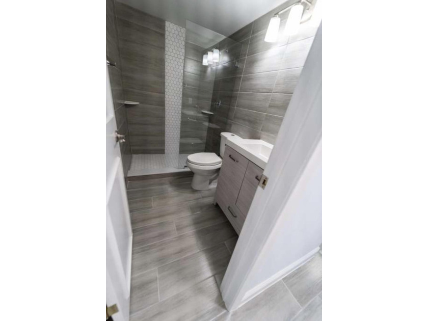 Turn Key, renovated 1 bedrooms and 1 bathrooms, 1st floor unit - photo 5