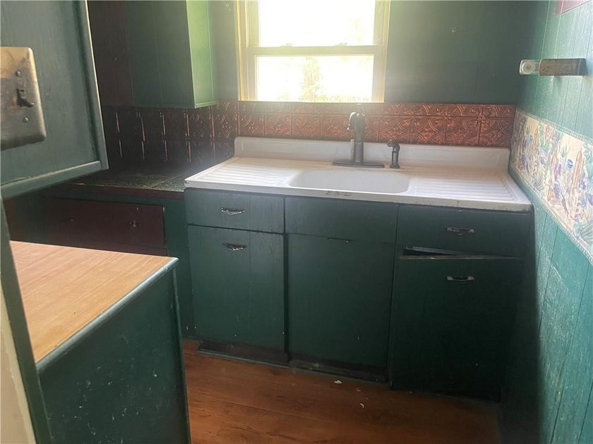 ATTENTION PROJECT SEEKERS! 139 OVERBROOK AVENUE IS READY FOR ITS - photo 5
