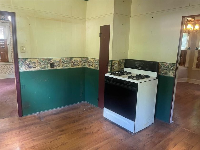 ATTENTION PROJECT SEEKERS! 139 OVERBROOK AVENUE IS READY FOR ITS - photo 6