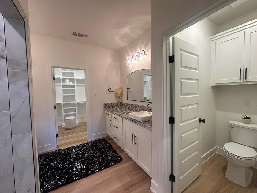 This stunning home is the perfect blend of style and - photo 11