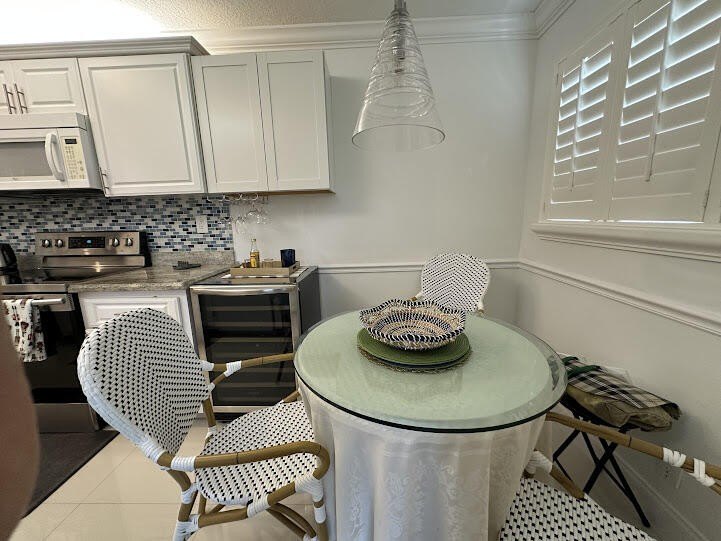 Beautiful 2-bedroom, 2.5-bath townhouse featuring a kitchen with - photo 13