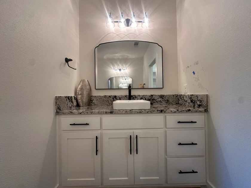 This stunning home is the perfect blend of style and - photo 13