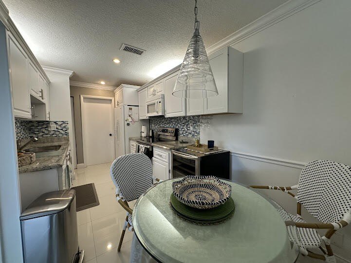 Beautiful 2-bedroom, 2.5-bath townhouse featuring a kitchen with - photo 14