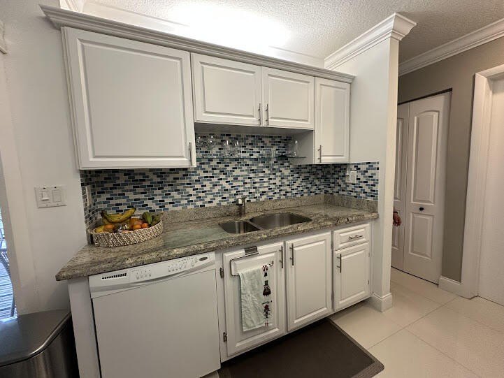 Beautiful 2-bedroom, 2.5-bath townhouse featuring a kitchen with - photo 15