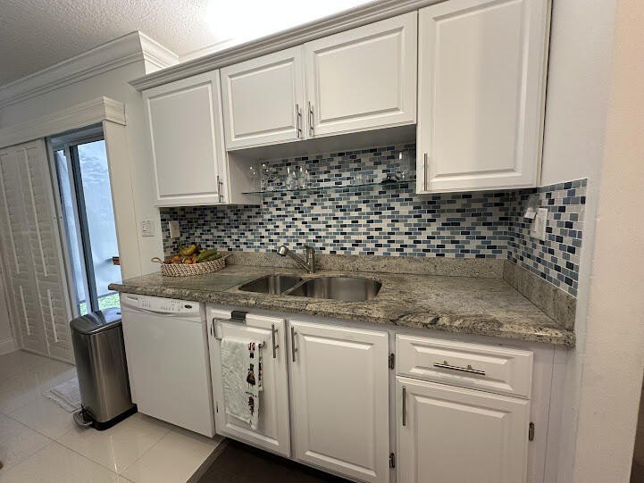 Beautiful 2-bedroom, 2.5-bath townhouse featuring a kitchen with - photo 16