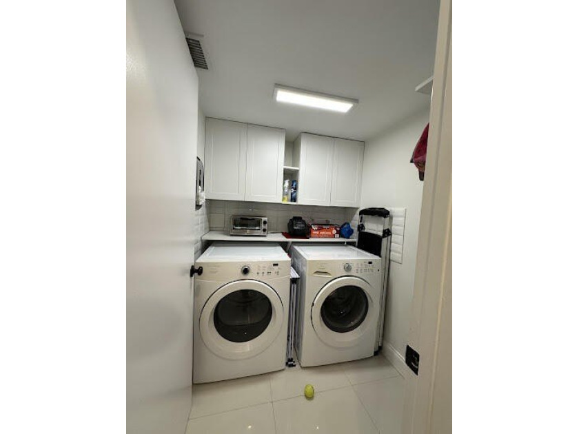 Beautiful 2-bedroom, 2.5-bath townhouse featuring a kitchen with - photo 17