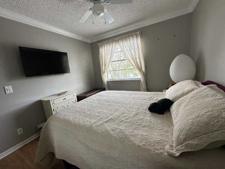Beautiful 2-bedroom, 2.5-bath townhouse featuring a kitchen with - photo 20
