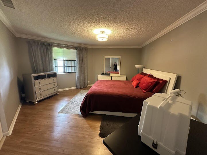 Beautiful 2-bedroom, 2.5-bath townhouse featuring a kitchen with - photo 21