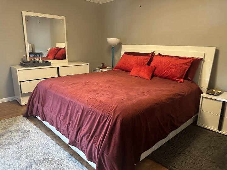 Beautiful 2-bedroom, 2.5-bath townhouse featuring a kitchen with - photo 22