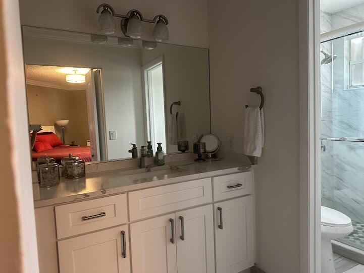 Beautiful 2-bedroom, 2.5-bath townhouse featuring a kitchen with - photo 23