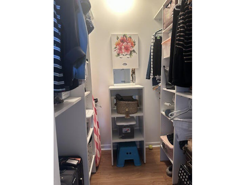 Beautiful 2-bedroom, 2.5-bath townhouse featuring a kitchen with - photo 24