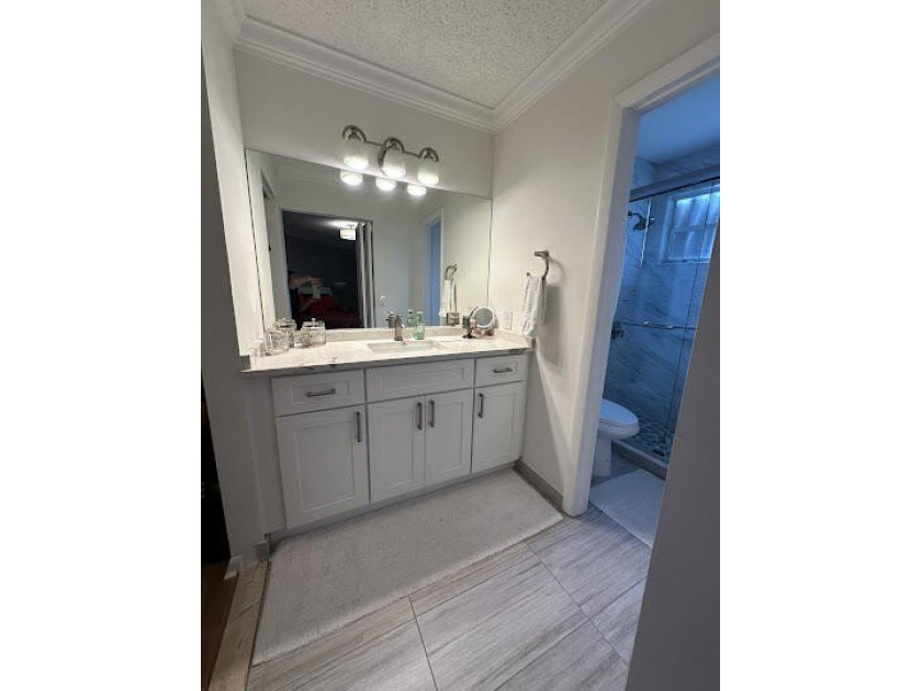 Beautiful 2-bedroom, 2.5-bath townhouse featuring a kitchen with - photo 26