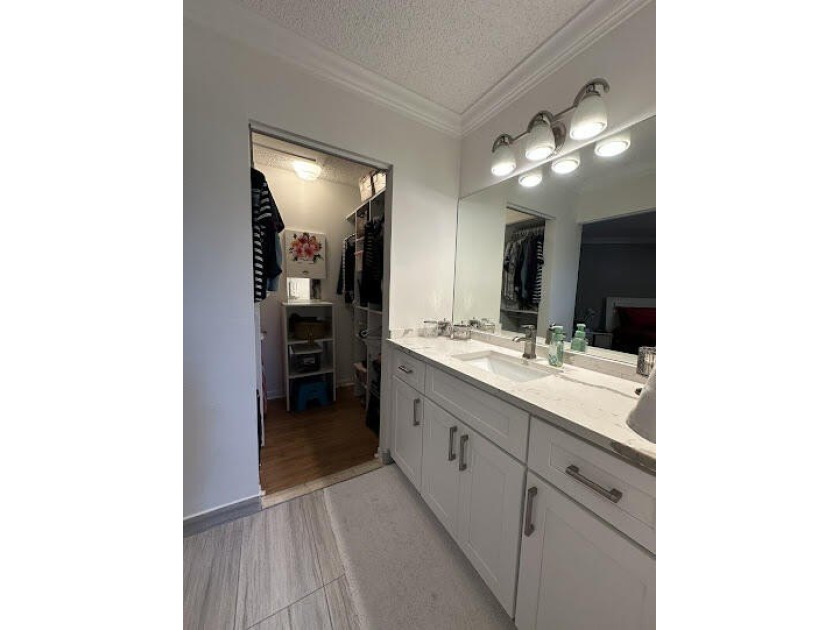 Beautiful 2-bedroom, 2.5-bath townhouse featuring a kitchen with - photo 27