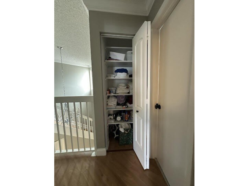 Beautiful 2-bedroom, 2.5-bath townhouse featuring a kitchen with - photo 28