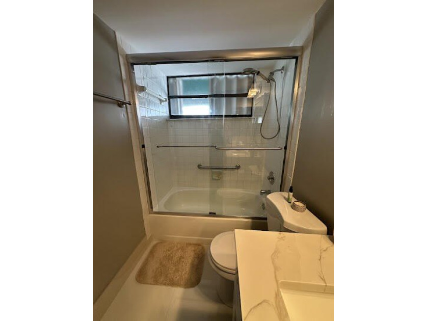 Beautiful 2-bedroom, 2.5-bath townhouse featuring a kitchen with - photo 30