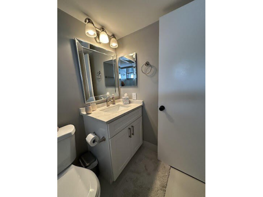 Beautiful 2-bedroom, 2.5-bath townhouse featuring a kitchen with - photo 31