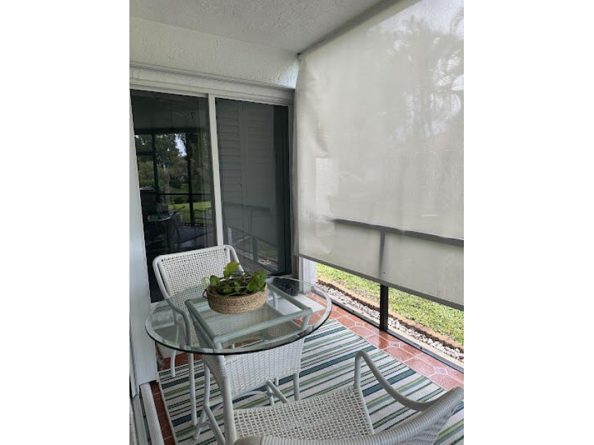 Beautiful 2-bedroom, 2.5-bath townhouse featuring a kitchen with - photo 34