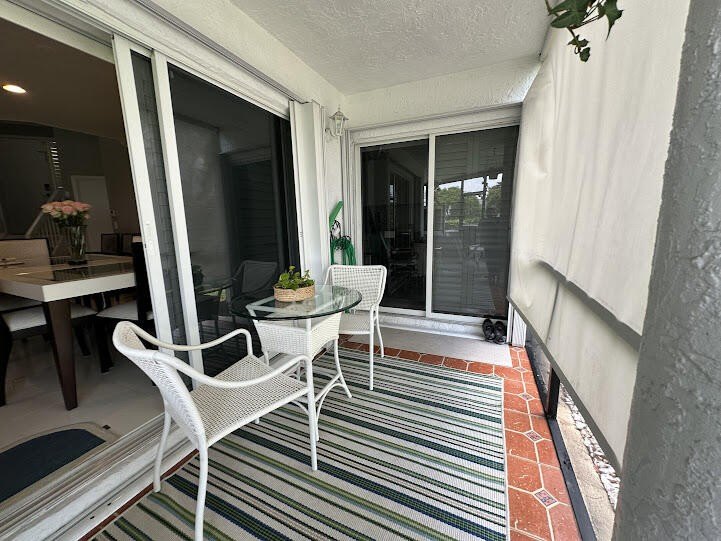 Beautiful 2-bedroom, 2.5-bath townhouse featuring a kitchen with - photo 37