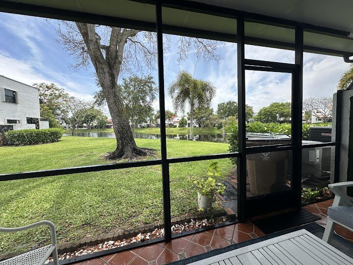 Beautiful 2-bedroom, 2.5-bath townhouse featuring a kitchen with - photo 38