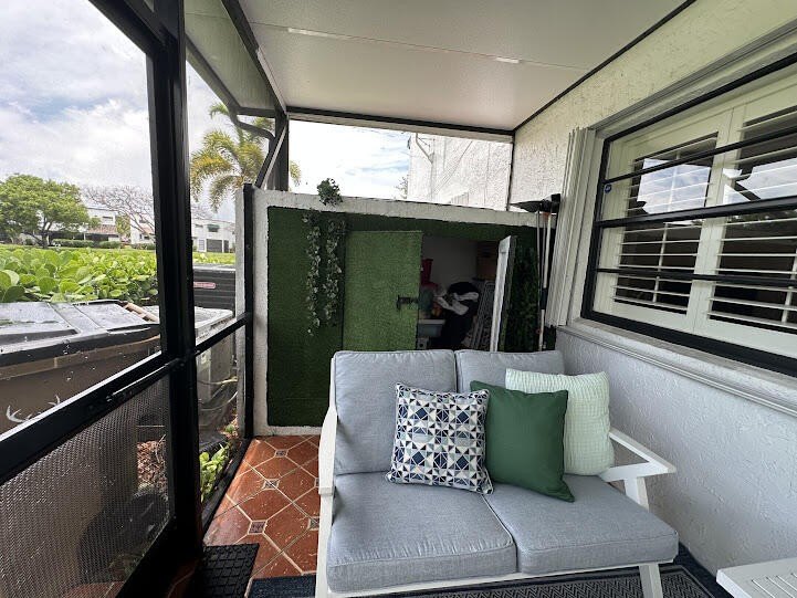 Beautiful 2-bedroom, 2.5-bath townhouse featuring a kitchen with - photo 39