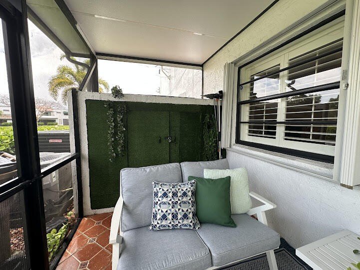 Beautiful 2-bedroom, 2.5-bath townhouse featuring a kitchen with - photo 40
