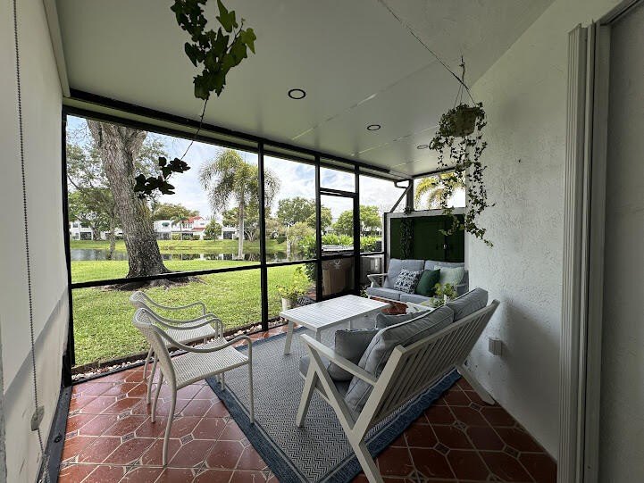 Beautiful 2-bedroom, 2.5-bath townhouse featuring a kitchen with - photo 41