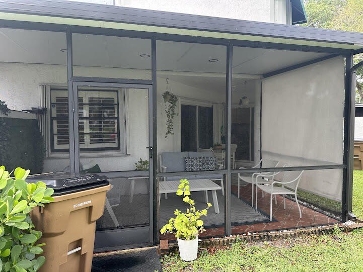 Beautiful 2-bedroom, 2.5-bath townhouse featuring a kitchen with - photo 44