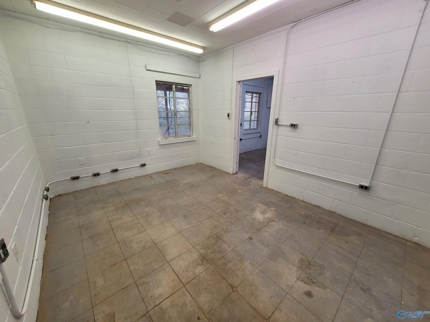 This 5,500 sq ft property offers excellent visibility with a - photo 22