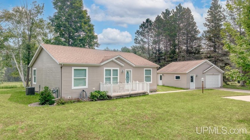 Cozy little ranch home located in Rapid River! This 3 bedroom - photo 2