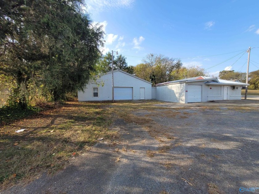 This 5,500 sq ft property offers excellent visibility with a - photo 28