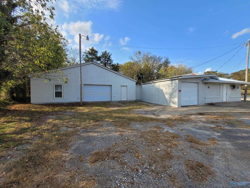 This 5,500 sq ft property offers excellent visibility with a - photo 29