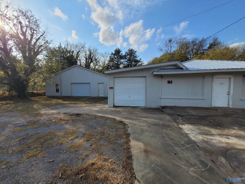 This 5,500 sq ft property offers excellent visibility with a - photo 30