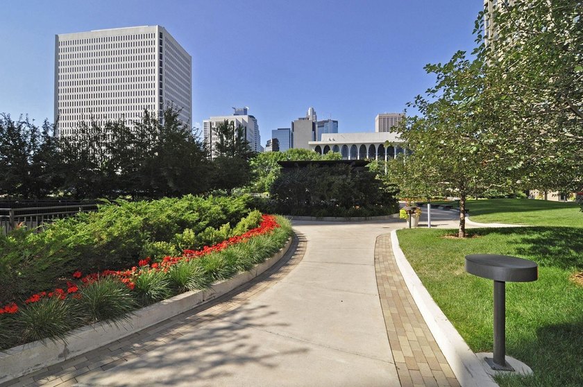 Welcome to your oasis in the heart of Minneapolis right off the - photo 31