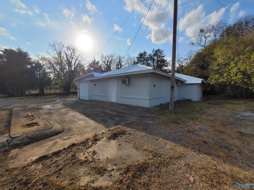 This 5,500 sq ft property offers excellent visibility with a - photo 32