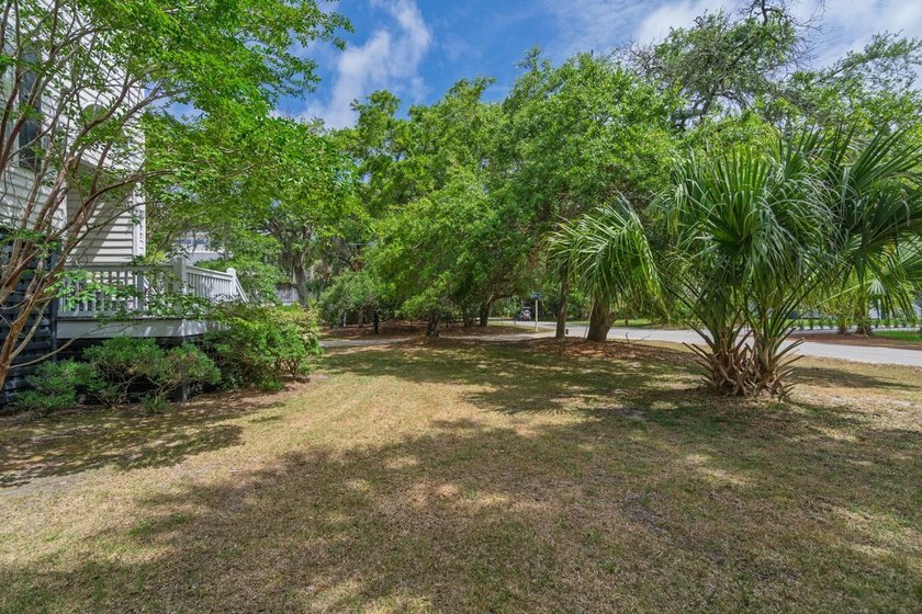 Spacious 2-story Charleston Style home on a prime corner lot - photo 5