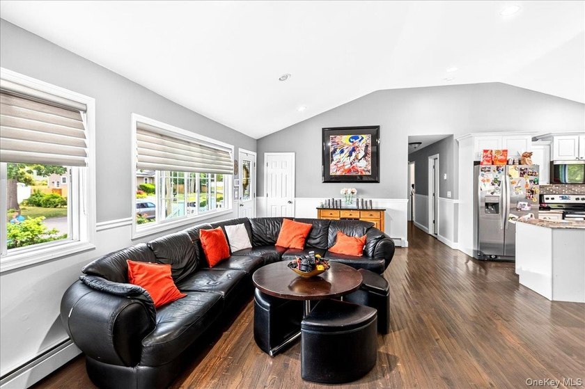 Welcome to this beautifully maintained 3-bedroom, 2-full-bath - photo 4