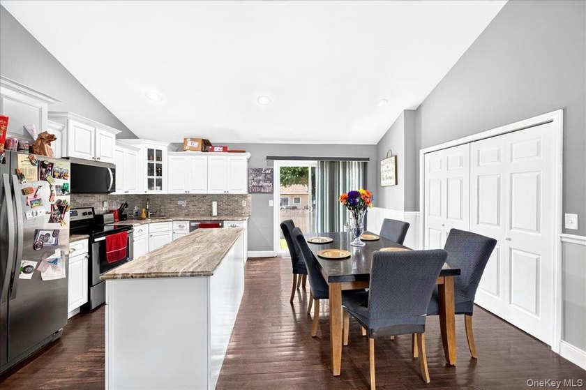 Welcome to this beautifully maintained 3-bedroom, 2-full-bath - photo 5