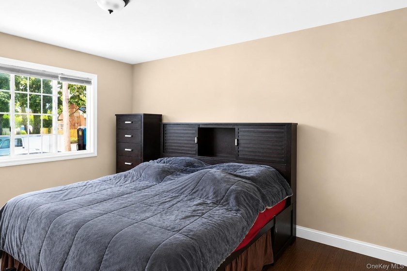 Welcome to this beautifully maintained 3-bedroom, 2-full-bath - photo 6