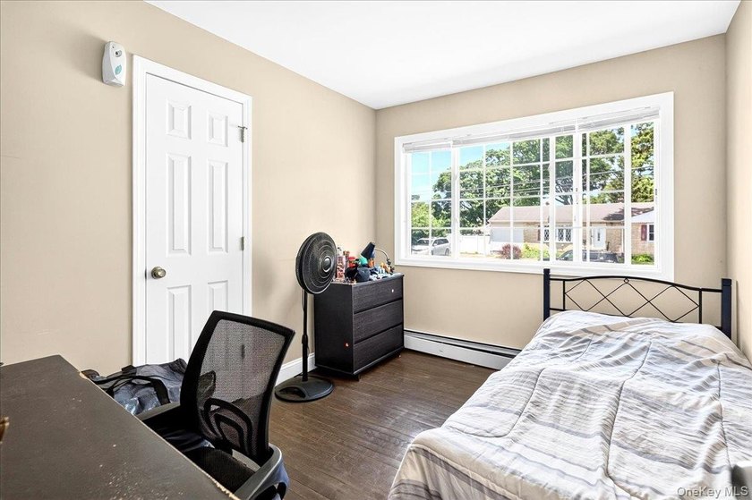 Welcome to this beautifully maintained 3-bedroom, 2-full-bath - photo 7