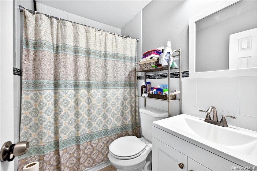 Welcome to this beautifully maintained 3-bedroom, 2-full-bath - photo 8