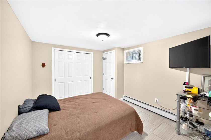 Welcome to this beautifully maintained 3-bedroom, 2-full-bath - photo 9