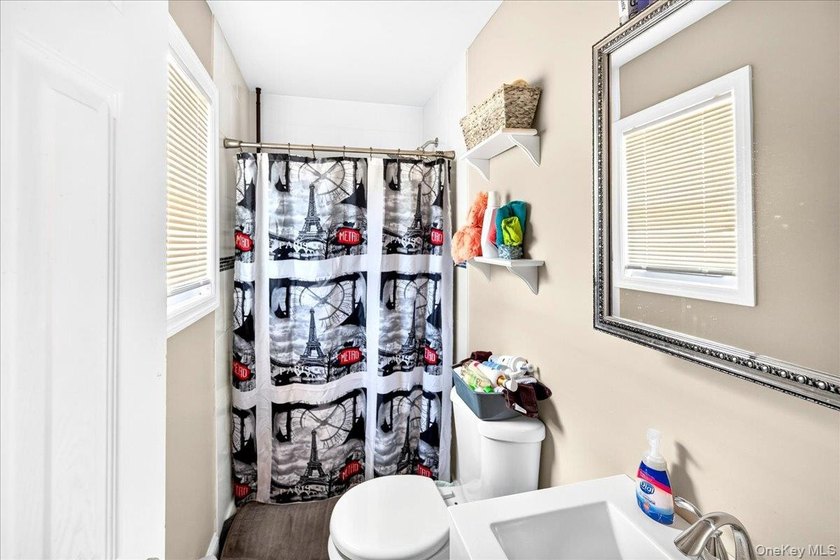 Welcome to this beautifully maintained 3-bedroom, 2-full-bath - photo 10