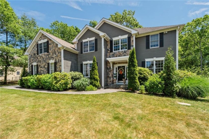 Welcome to Slocum Woods. This exceptional residence offers 4 - photo 2