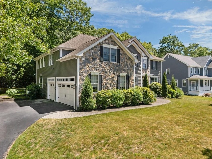 Welcome to Slocum Woods. This exceptional residence offers 4 - photo 3