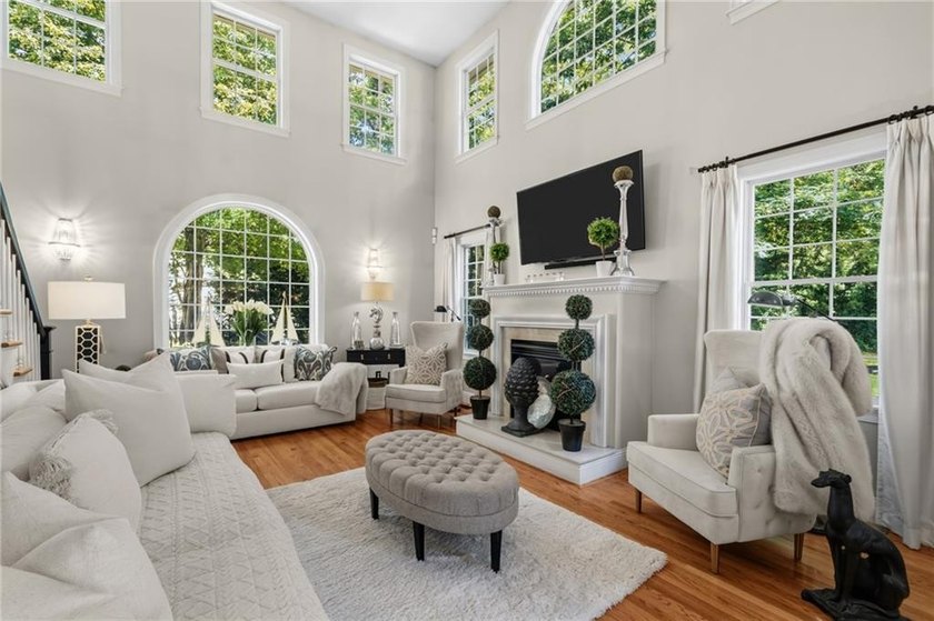 Welcome to Slocum Woods. This exceptional residence offers 4 - photo 9