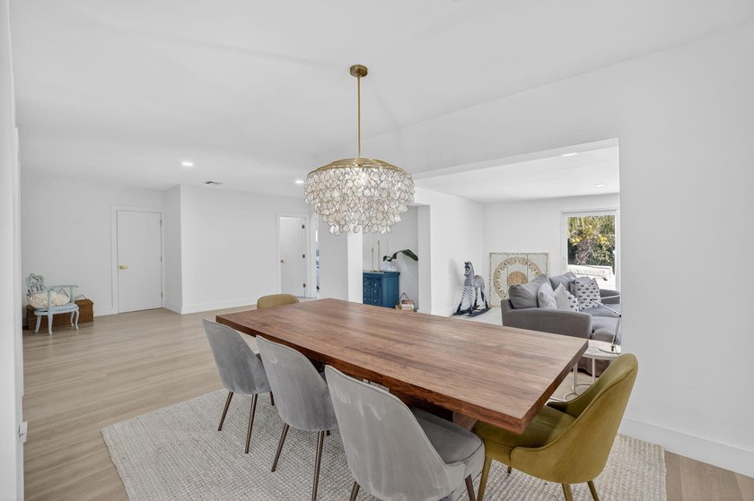 Exquisitely renovated 4BR/2.5BA coastal-modern lakeside - photo 11